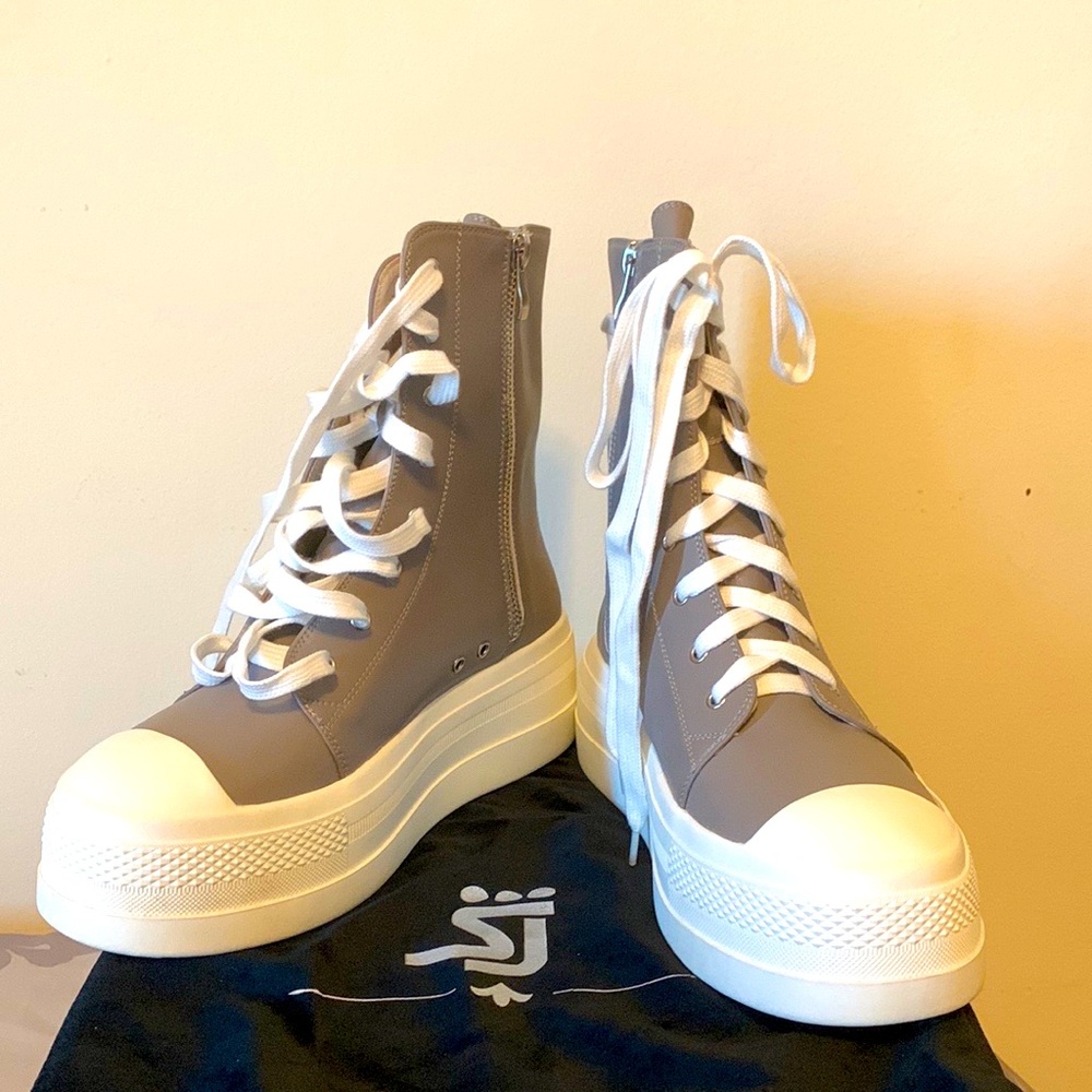 Shane Justin’s Gray Platform Sneakers